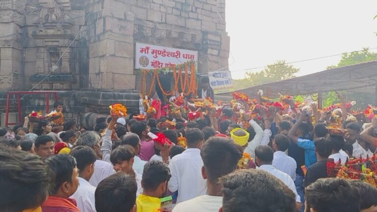 नवरात्रि के पहले दिन कैमूर के मुंडेश्वरी मंदिर में उमड़ी श्रद्धालुओं की भीड़