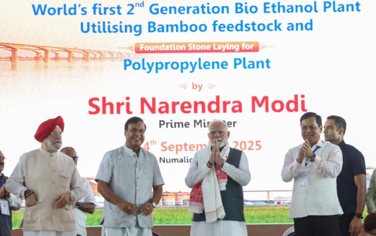 प्रधानमंत्री श्री नरेन्‍द्र मोदी ने असम के गोलाघाट में बायोएथेनॉल संयंत्र का उद्घाटन किया और पॉलीप्रोपाइलीन इकाई की आधारशिला रखी