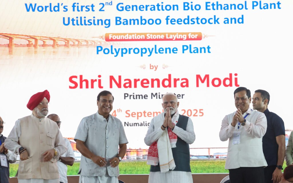 प्रधानमंत्री श्री नरेन्‍द्र मोदी ने असम के गोलाघाट में बायोएथेनॉल संयंत्र का उद्घाटन किया और पॉलीप्रोपाइलीन इकाई की आधारशिला रखी