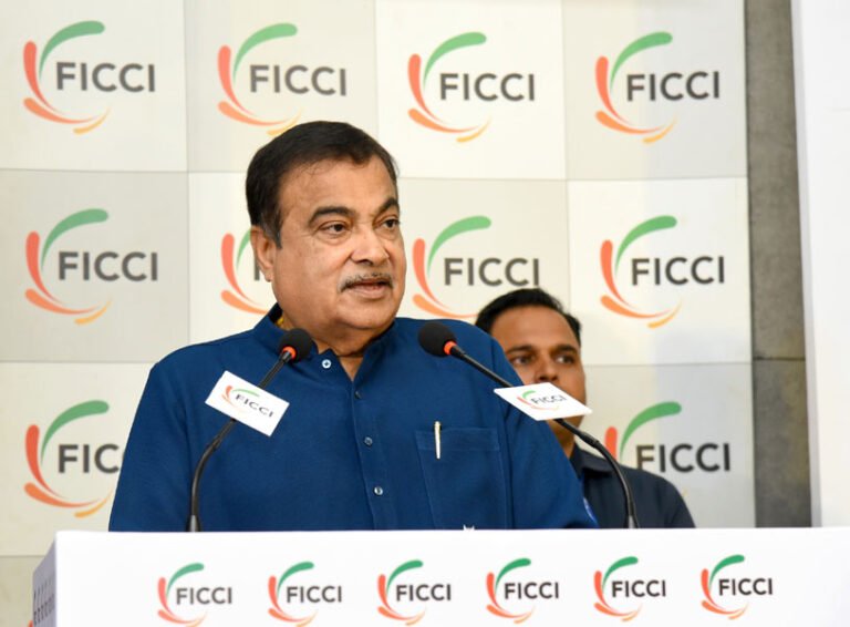 नितिन गडकरी ने कहा कि सड़क सुरक्षा के बारे में छात्रों को क्षेत्रीय भाषाओं में शिक्षित करना जिम्मेदार नागरिक बनाने की दिशा में एक महत्वपूर्ण कदम है