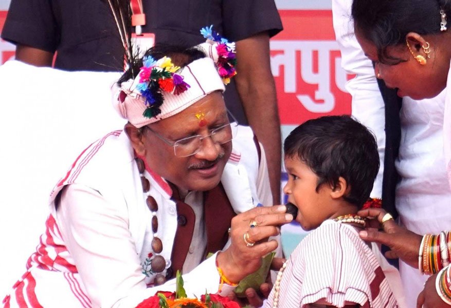 मुख्यमंत्री विष्णुदेव साय का आत्मीय और वात्सल्यपूर्ण व्यवहार : नन्ही बच्ची भूमिका बघेल को दुलारते हुए खिलाया महुआ लड्डू