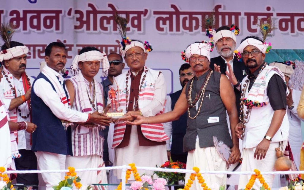 जगदलपुर में धुरवा समाज के संभाग स्तरीय नुआखाई मिलन समारोह एवं नवनिर्मित सामाजिक भवन “ओलेख” के लोकार्पण कार्यक्रम में शामिल हुए मुख्यमंत्री विष्णुदेव साय