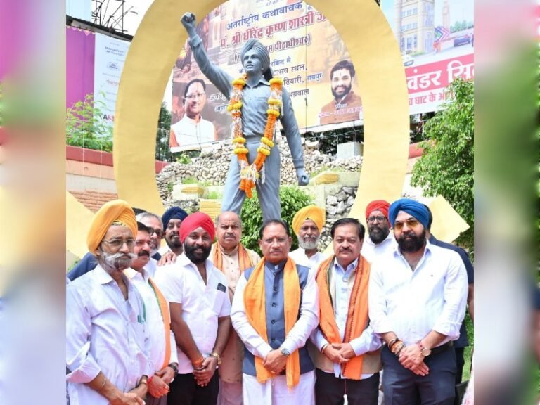 मुख्यमंत्री विष्णु देव साय ने अमर शहीद भगत सिंह की प्रतिमा पर माल्यार्पण कर किया नमन