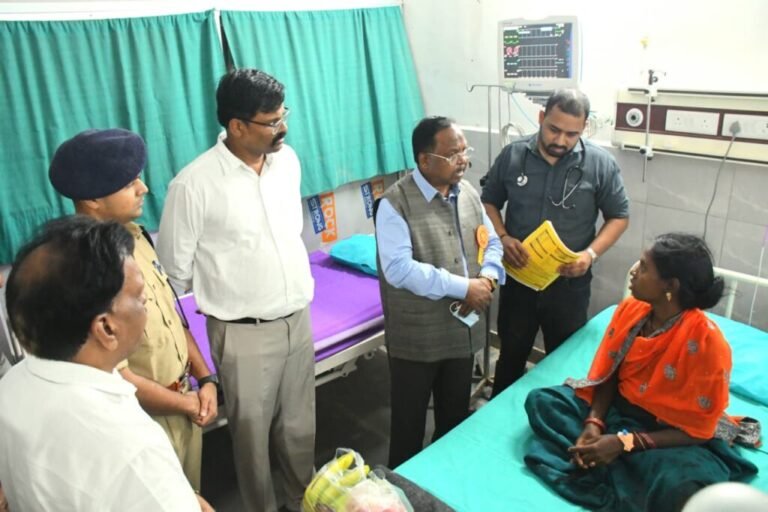 लुत्ती डैम टूटने से प्रभावित ग्रामीणों का हाल चाल जानने जिला अस्पताल पहुंचे कृषि मंत्री नेताम