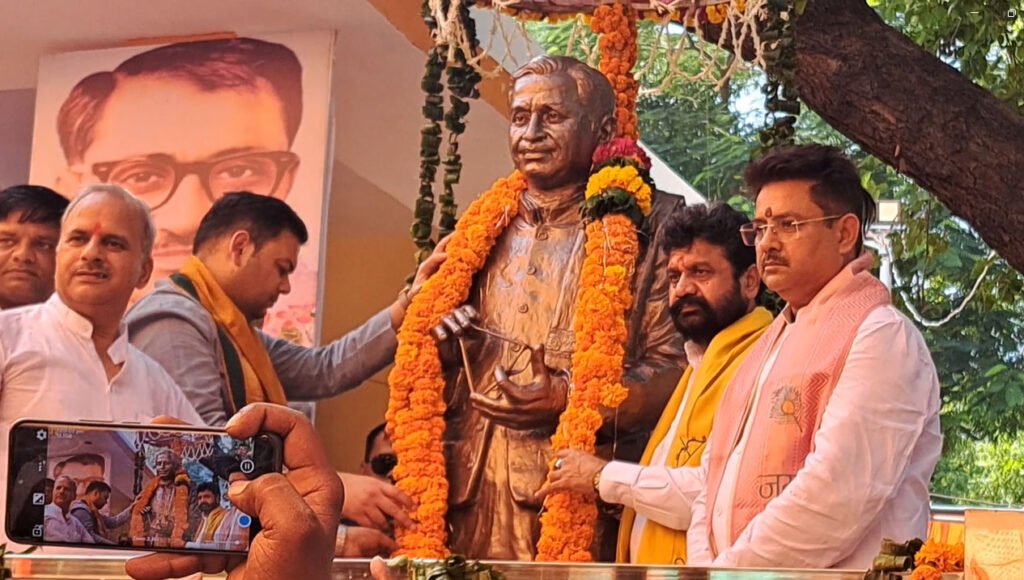 अलीगढ़ में पण्डित दीनदयाल उपाध्याय की प्रतिमा का हुआ अनावरण