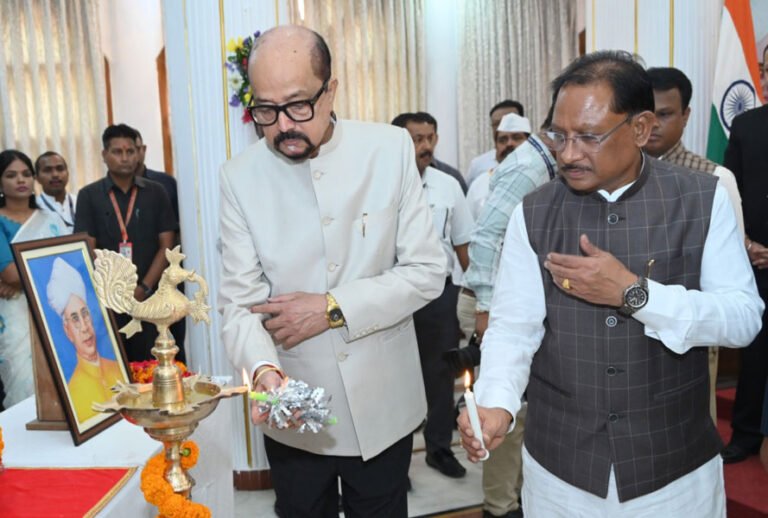 शिक्षक अपने विद्यार्थियों के लिए रोल मॉडल होता है: राज्यपाल रमेन डेका