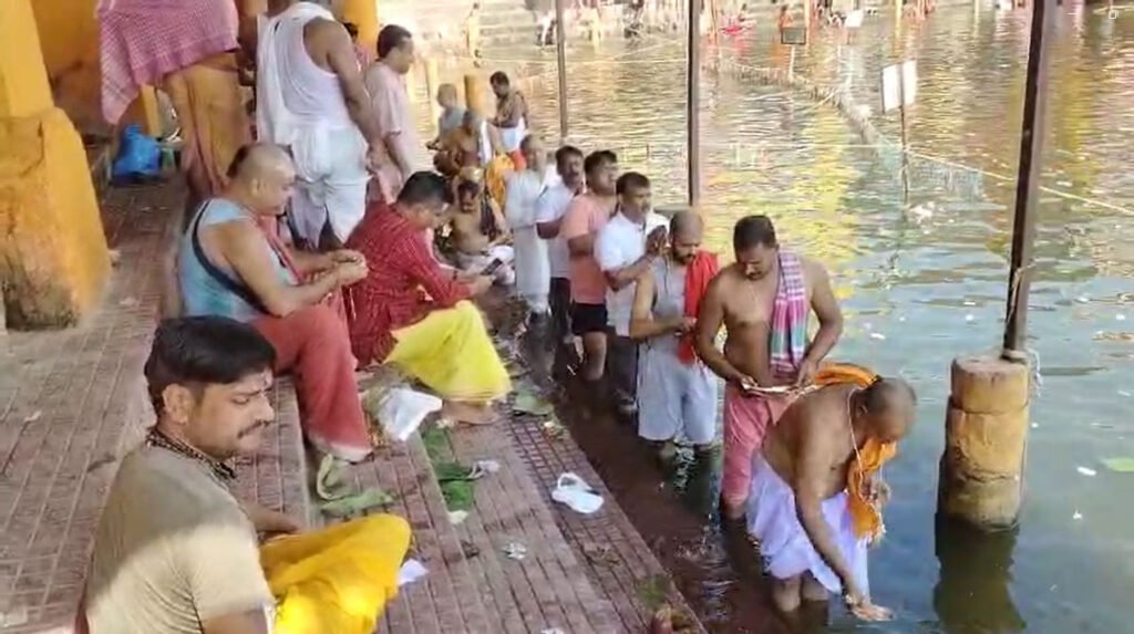 देवघर के शिवगंगा में पितृ पक्ष में पितरों को तर्पन