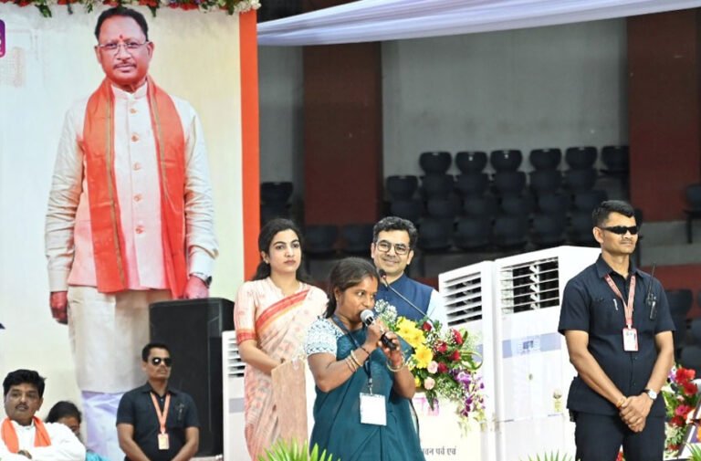 मुख्यमंत्री ने किया दीदी ई-रिक्शा चालक भुनेश्वरी साहू एवं मुख्यमंत्री नोनी बाबू मेधावी शिक्षा सहायता योजना के हितग्राही मनोज साहू से किया संवाद