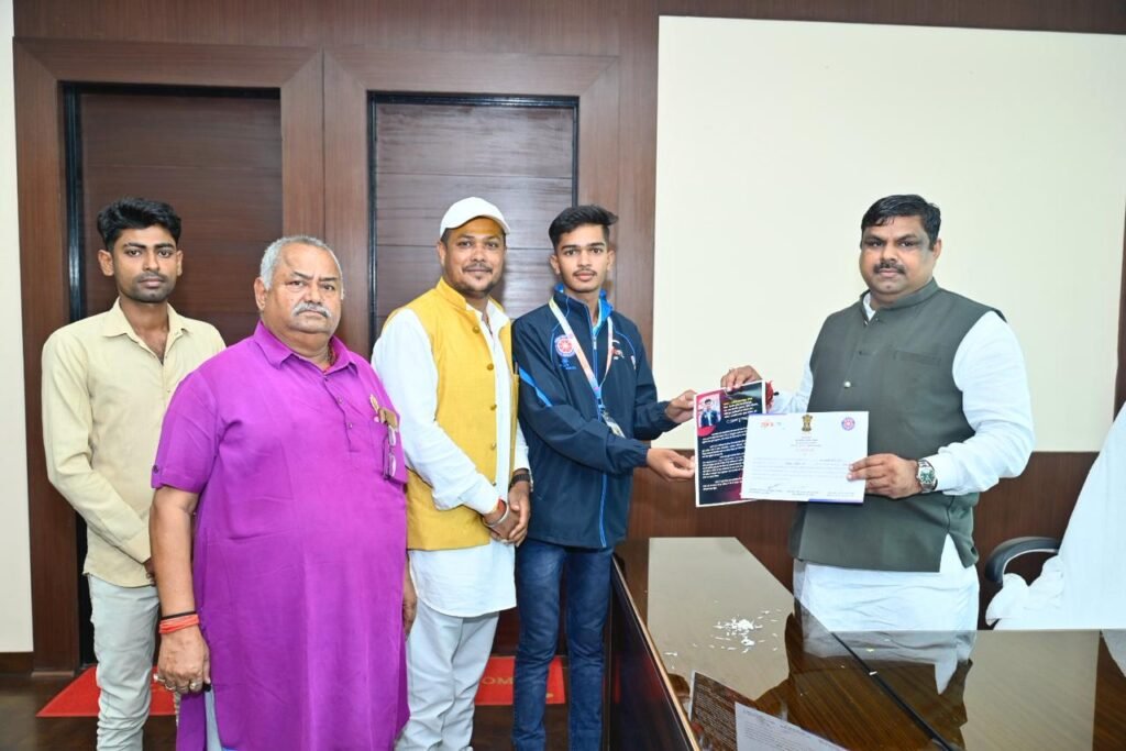 शिक्षा मंत्री गजेन्द्र यादव से ओमप्रकाश सेन ने की सौजन्य भेंट