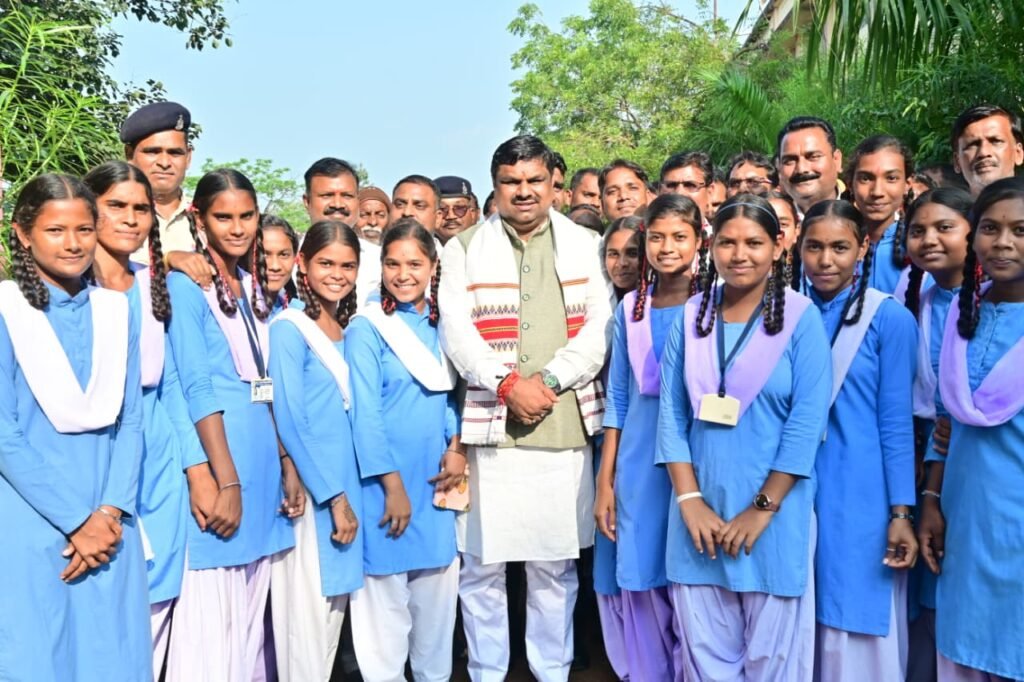 शिक्षा मंत्री गजेन्द्र यादव ने दुर्ग जिले के स्कूलों का औचक निरीक्षण किया