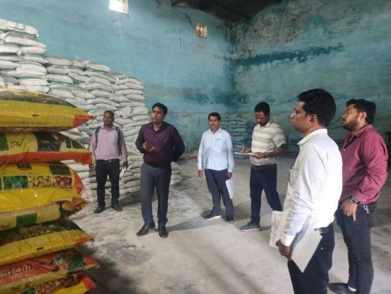 खाद कालाबाजारी एवं अधिक मूल्य पर विक्रय करने वालों पर कार्रवाई