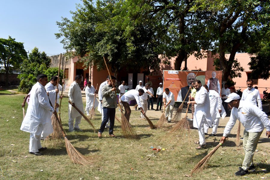 ‘सेवा पर्व’ के अवसर पर ‘खादी महोत्सव कार्यक्रम’ के अंतर्गत पिलखुवा, हापुड़ में केवीआईसी द्वारा ‘आत्मनिर्भर नवभारत यात्रा’ निकाली गई