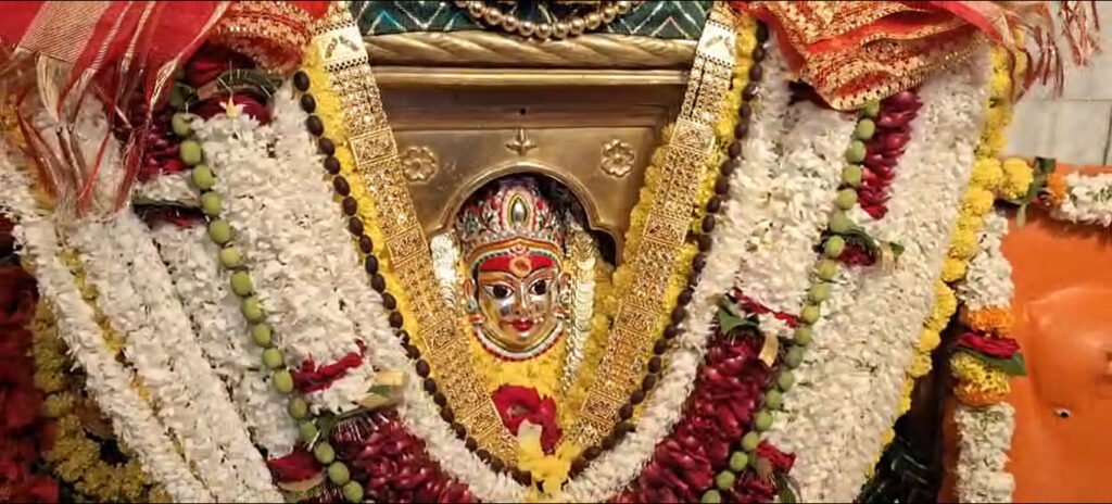 नवरात्र के पावन पर्व पर वाराणसी के मंदिरों में उमड़ी श्रद्धालुओं की भारी भीड़