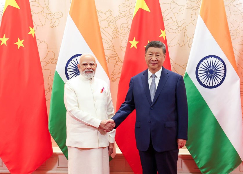 प्रधानमंत्री की चीन के राष्ट्रपति शी जिनपिंग के साथ द्विपक्षीय बैठक