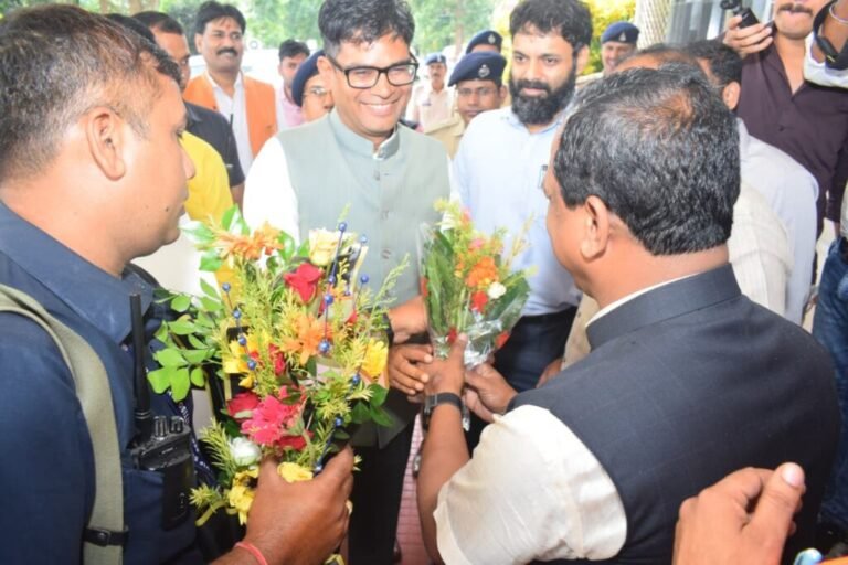 वित्त एवं जिले का प्रभारी मंत्री श्री ओ.पी. चौधरी के जशपुर आगमन पर जनप्रतिनिधियों और अधिकारियों ने किया आत्मीय स्वागत