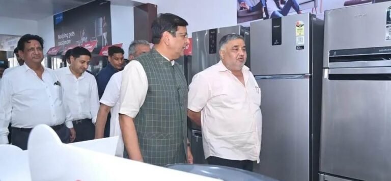 व्यापारियों और उपभोक्ताओं के बीच पहुँचे पर्यटन मंत्री राजेश अग्रवाल