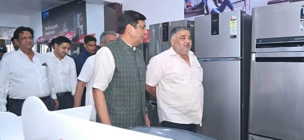 व्यापारियों और उपभोक्ताओं के बीच पहुँचे पर्यटन मंत्री राजेश अग्रवाल