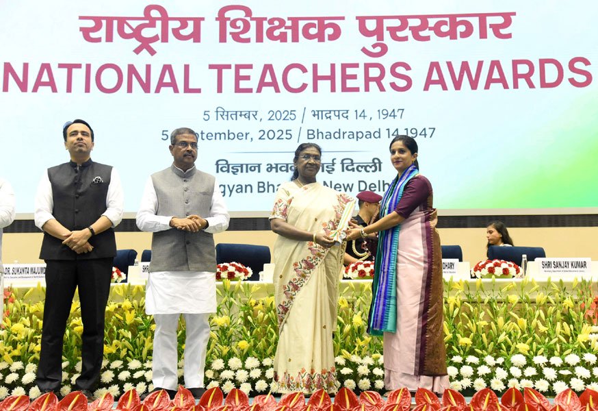 राष्ट्रपति ने शिक्षकों को राष्ट्रीय पुरस्कार प्रदान किए