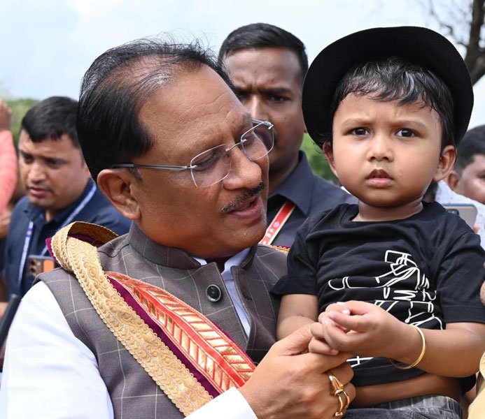 सरल और सहज मुख्यमंत्री विष्णु देव साय का दिखा अपनत्व, नन्हे इवान को गोद में लेकर किया दुलार