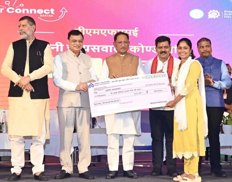 बड़े सार्वजनिक निवेशों के साथ-साथ लगभग ₹1,000 करोड़ का निजी निवेश भी सेवा क्षेत्र और एमएसएमई: लगभग ₹52,000 करोड़ की प्रतिबद्धताओं के साथ बस्तर औद्योगिक और सामाजिक-आर्थिक परिवर्तन का बन रहा नया केंद्र