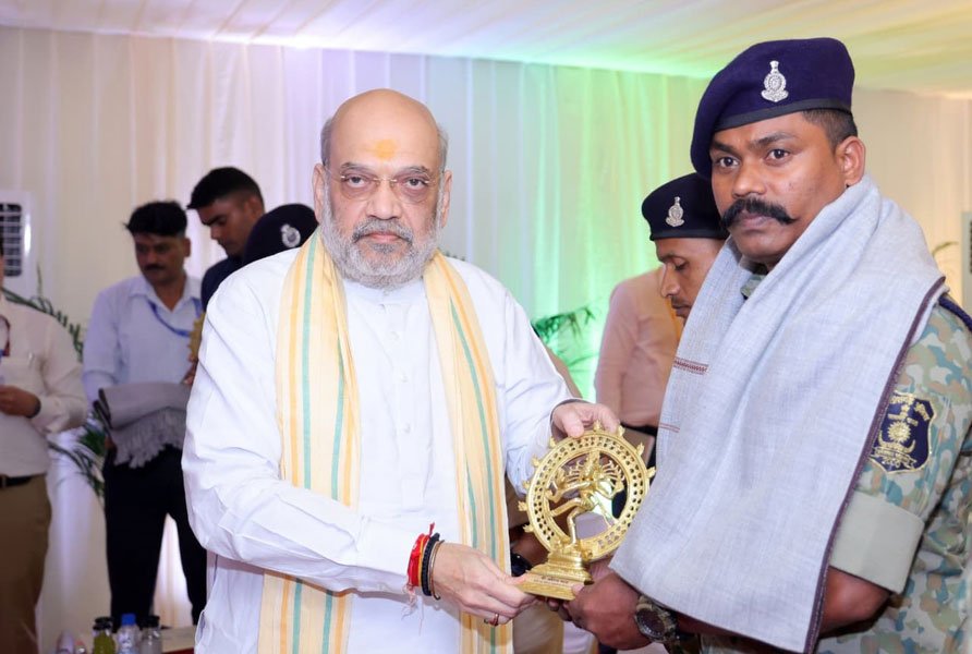 केन्द्रीय गृह मंत्री अमित शाह ने ‘ऑपरेशन ब्लैक फॉरेस्ट’ को सफलतापूर्वक अंजाम देने वाले जवानों से भेंट की और उन्हें सम्मानित किया