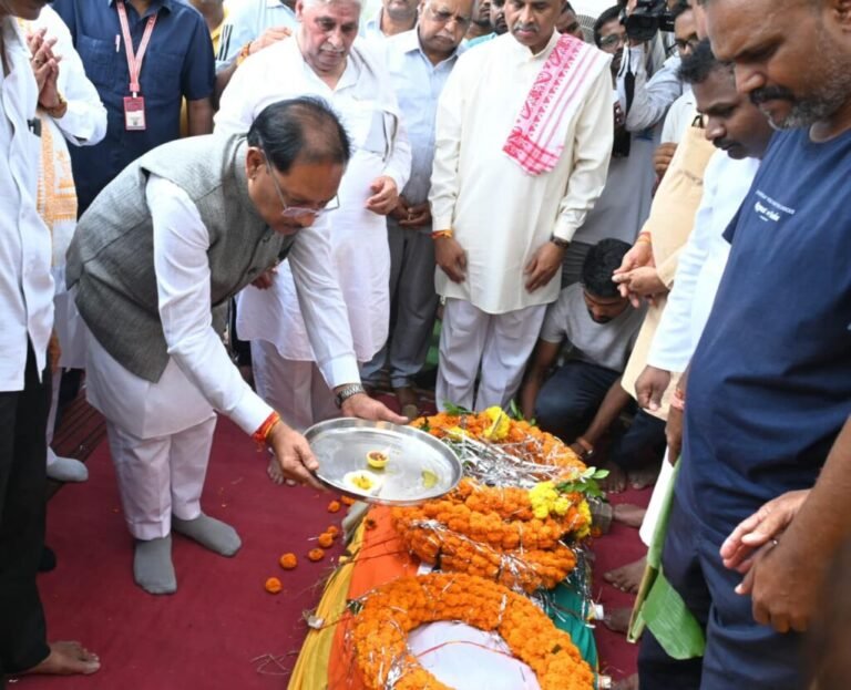 मुख्यमंत्री साय ने पूर्व प्रांत प्रचारक श्रद्धेय शांताराम जी को दी श्रद्धांजलि