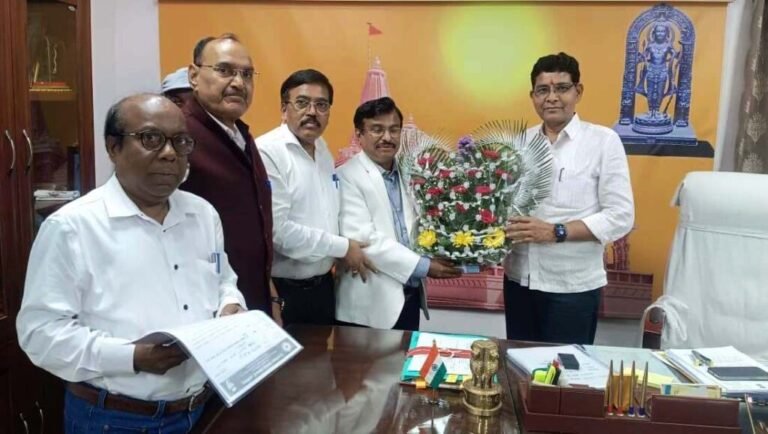 राजस्व मंत्री टंक राम वर्मा से अंबेडकर वेलफेयर सोसायटी के पदाधिकारियों ने की सौजन्य मुलाकात