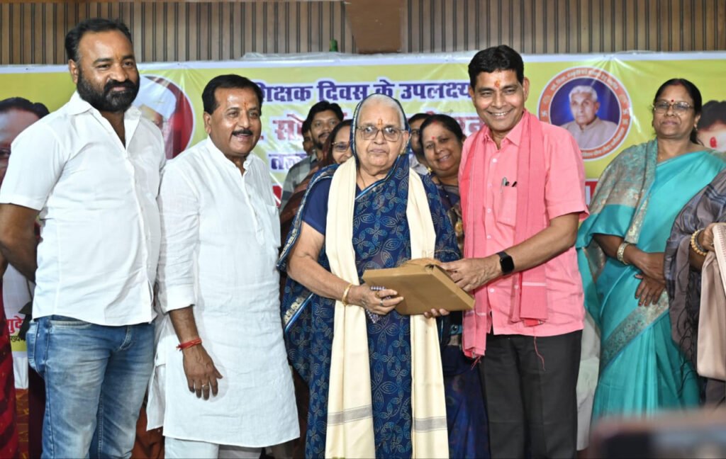 समाज के भविष्य और वर्तमान के पथप्रदर्शक शिक्षक व पत्रकार- मंत्री टंकराम वर्मा