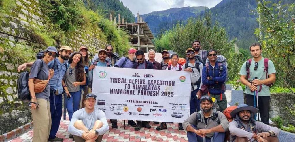 हिमालय की ओर रवाना हुई जशपुर की जनजातीय पर्वतारोहण टीम, मुख्यमंत्री विष्णुदेव साय के विज़न को मिला नया आयाम