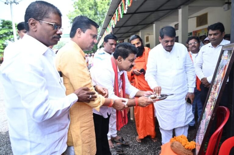 अयोध्या से लौटे प्रभु श्री रामलला के दर्शन कर 63 श्रद्धालुओं का उपमुख्यमंत्री विजय शर्मा ने किया भव्य स्वागत और अभिनंदन