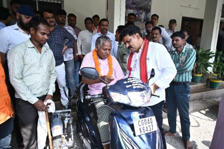 उप मुख्यमंत्री विजय शर्मा ने दिव्यांग युवक को दिया आगे बढ़ने का सहारा, अमर मरकाम को तत्काल मिली स्कूटी