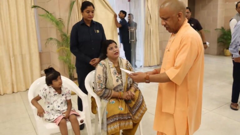 बच्ची की योगी से गुहार… एडमिशन का सपना होगा साकार