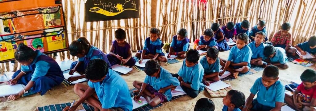 माओवादी प्रभावित सुरपनगुड़ा में शिक्षा की नई सुबह, युक्तिकरण योजना से नियुक्त हुए नियमित शिक्षक