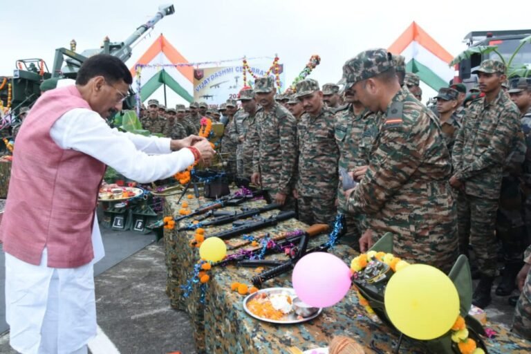रक्षा राज्यमंत्री संजय सेठ ने सैन्य छावनी में किया शस्त्र पूजन