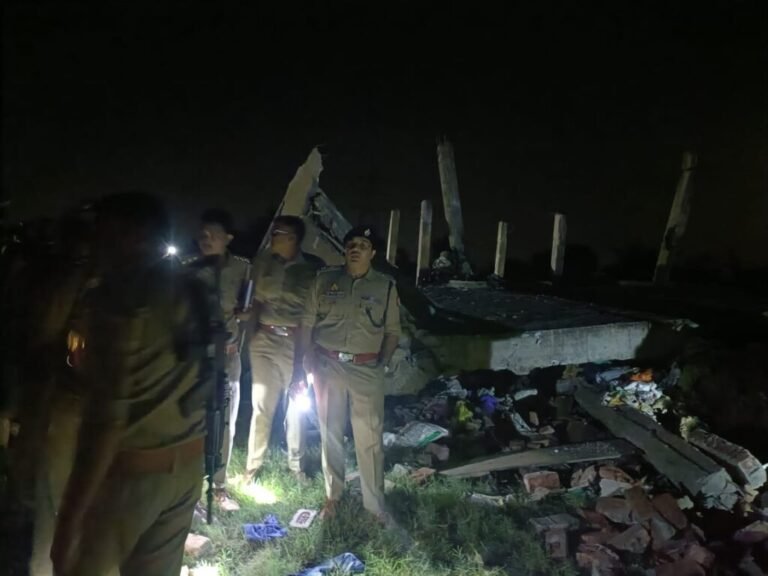 अयोध्या में भीषण विस्फोट से ढहा मकान, मलबे में दबकर घर के 5 लोगों की मौत, सीएम योगी ने अफसरों को किया ऐक्टिव