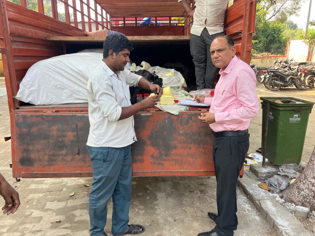 बागपतः दीपावली से पहले खाद्य सुरक्षा विभाग ने मिलावटखोरों पर किया कड़ा एक्शन, दर्जनों क्विंटल खाद्य सामग्री नष्ट की