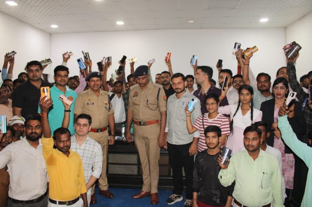 कन्नौज पुलिस ने दिवाली से पहले 222 मोबाइल फोन बरामद कर लौटाए, लोगों को मिला खुशी का तोहफा