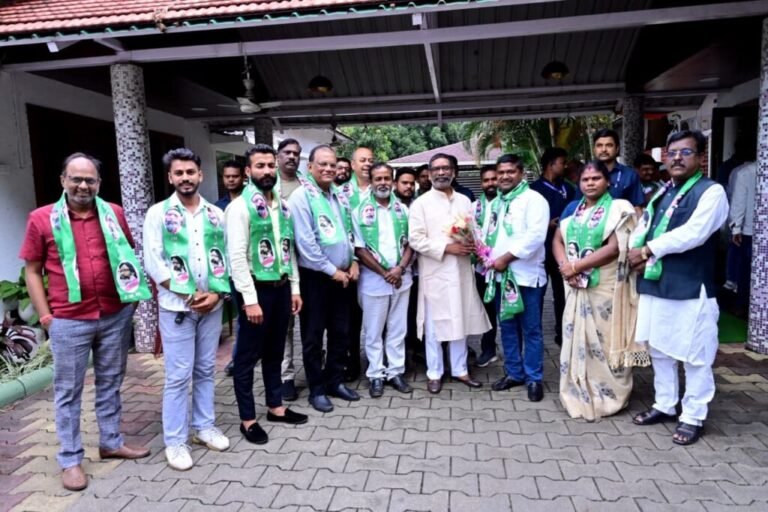 मुख्यमंत्री हेमंत सोरेन की मौजूदगी में कई भाजपा नेताओं ने थामा झामुमो का दामन