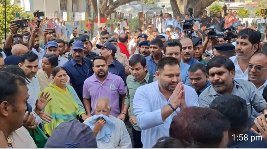 तेजस्वी यादव ने राघोपुर से भरा नामांकन