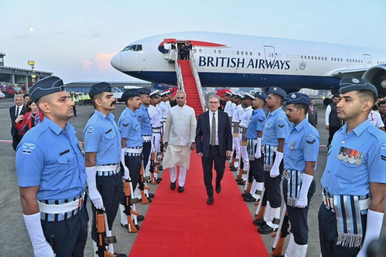 प्रधानमंत्री नरेन्द्र मोदी ने ब्रिटेन के प्रधानमंत्री कीर स्टारमर का भारत की पहली आधिकारिक यात्रा के आगमन पर स्वागत किया