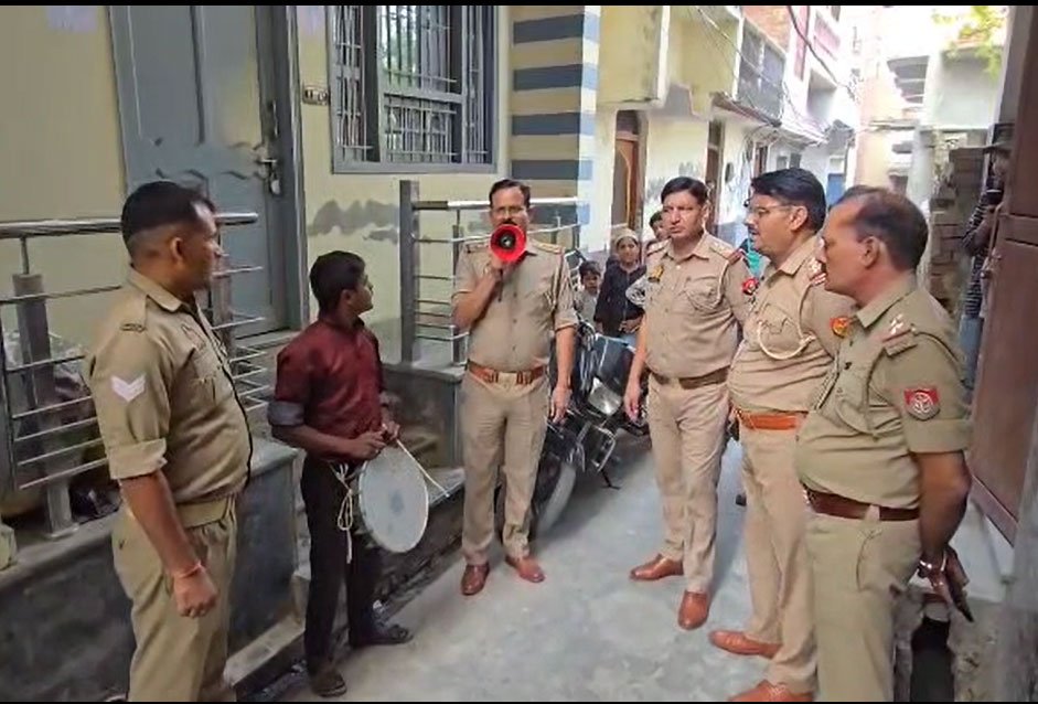 संभल हिंसा के मुख्य आरोपित शारिक साठा के खिलाफ बड़ी कार्रवाई, पुलिस ने की उद्घोषणा और संपत्ति पर चस्पा किया नोटिस
