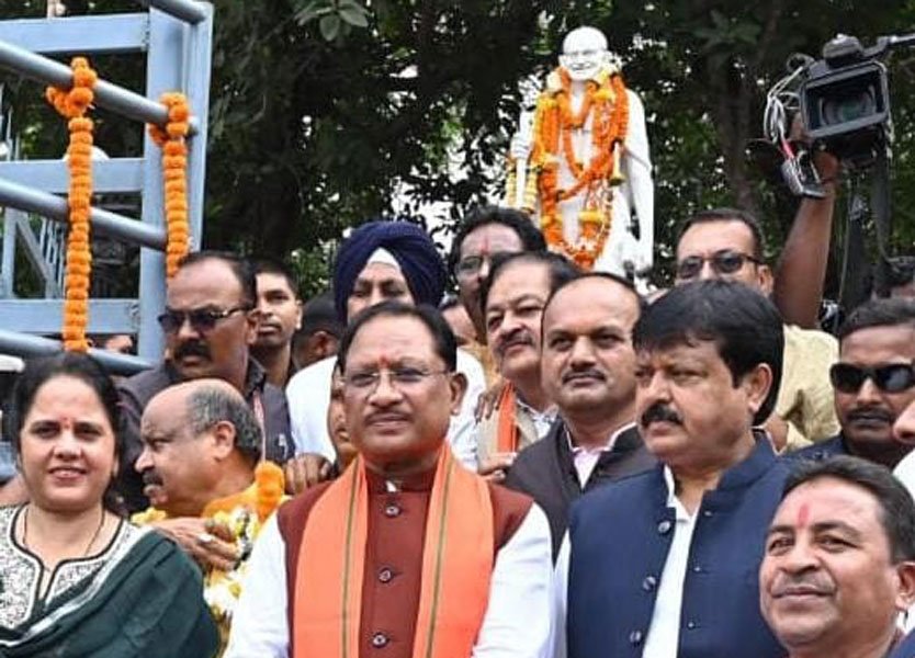 मुख्यमंत्री विष्णुदेव साय ने राष्ट्रपिता महात्मा गांधी और पूर्व प्रधानमंत्री लाल बहादुर शास्त्री की प्रतिमा पर किया माल्यार्पण
