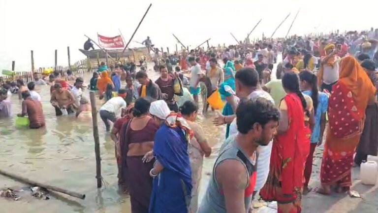 पटना सिटी में छठ की शुरुआत, घाटों पर श्रद्धालुओं ने किया स्नान