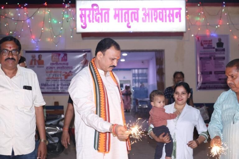 स्वास्थ्य मंत्री श्याम बिहारी जायसवाल ने मरीजों और अस्पताल स्टाफ के साथ मनाई दिवाली, फल और मिठाई किया वितरित
