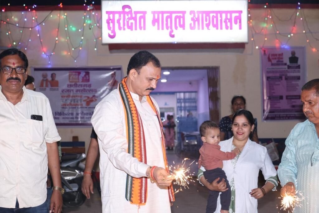 स्वास्थ्य मंत्री श्याम बिहारी जायसवाल ने मरीजों और अस्पताल स्टाफ के साथ मनाई दिवाली, फल और मिठाई किया वितरित