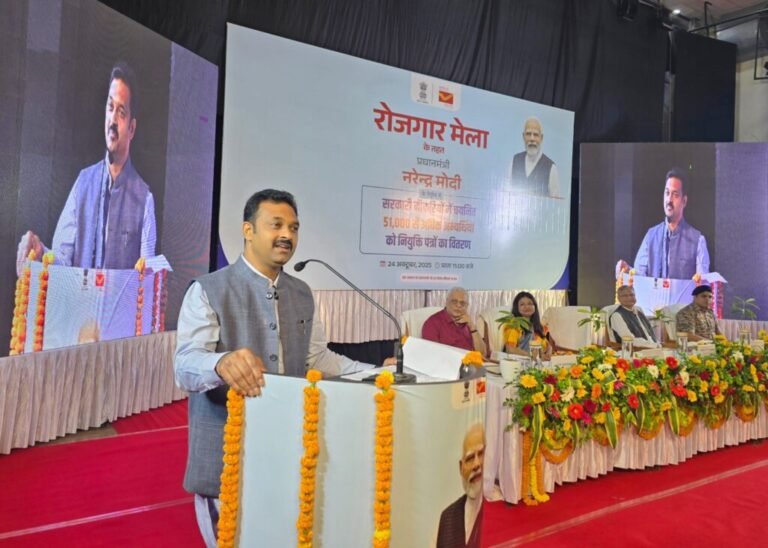 वाराणसी : केंद्रीय ग्रामीण विकास राज्य मंत्री कमलेश पासवान ने नवचयनित अभ्यर्थियों को प्रदान किया नियुक्ति पत्र