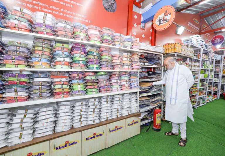 गांधी जयंती के अवसर पर केन्द्रीय गृह एवं सहकारिता मंत्री अमित शाह ने खादी उत्पाद ख़रीदे और ऑनलाइन पेमेंट की
