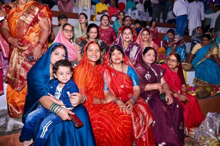 मंत्री लक्ष्मी राजवाड़े ने , सूर्यदेव को अर्पित किया संध्या अर्घ्य