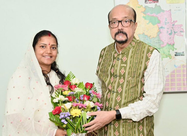 महिला एवं बाल विकास मंत्री श्रीमती लक्ष्मी राजवाड़े ने राज्यपाल श्री रमेन डेका से की सौजन्य भेंट