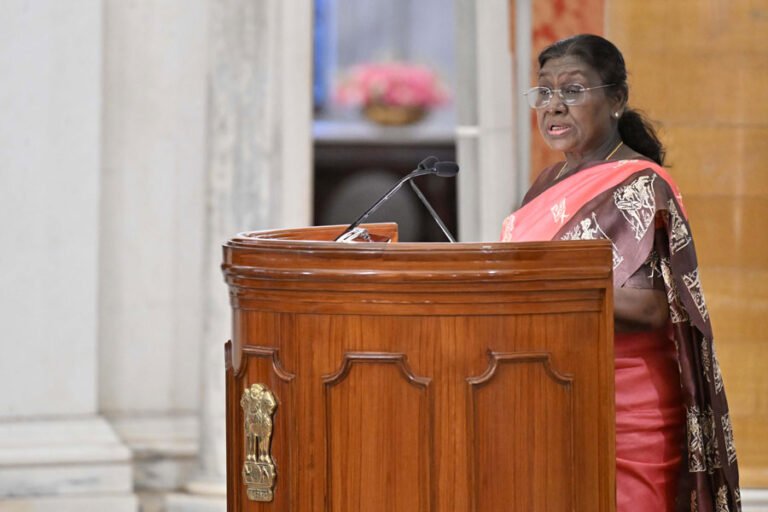 65वें राष्ट्रीय रक्षा कॉलेज पाठ्यक्रम के संकाय और पाठ्यक्रम सदस्यों ने राष्ट्रपति से भेंट की